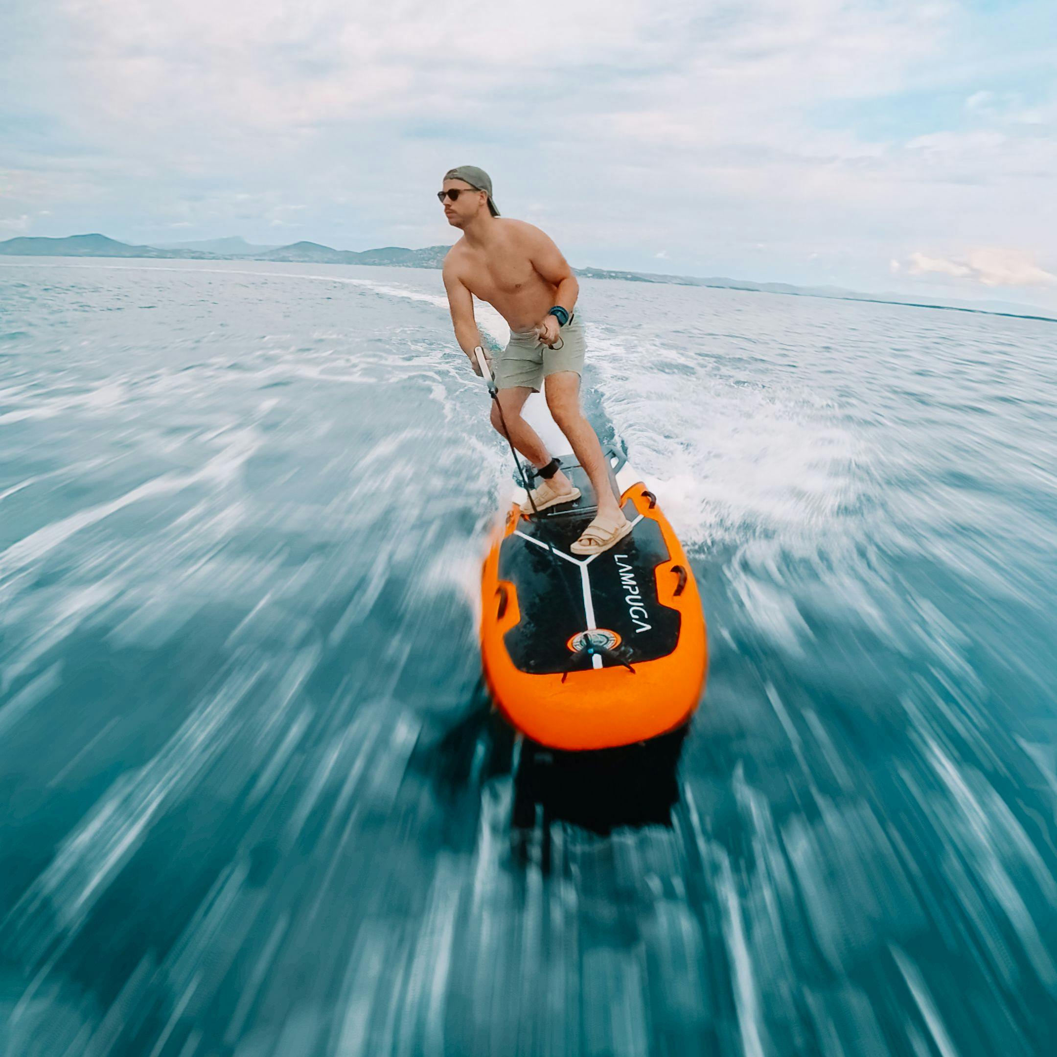 Mann auf einem Lampuga Jetboard, der auf dem Meer fährt