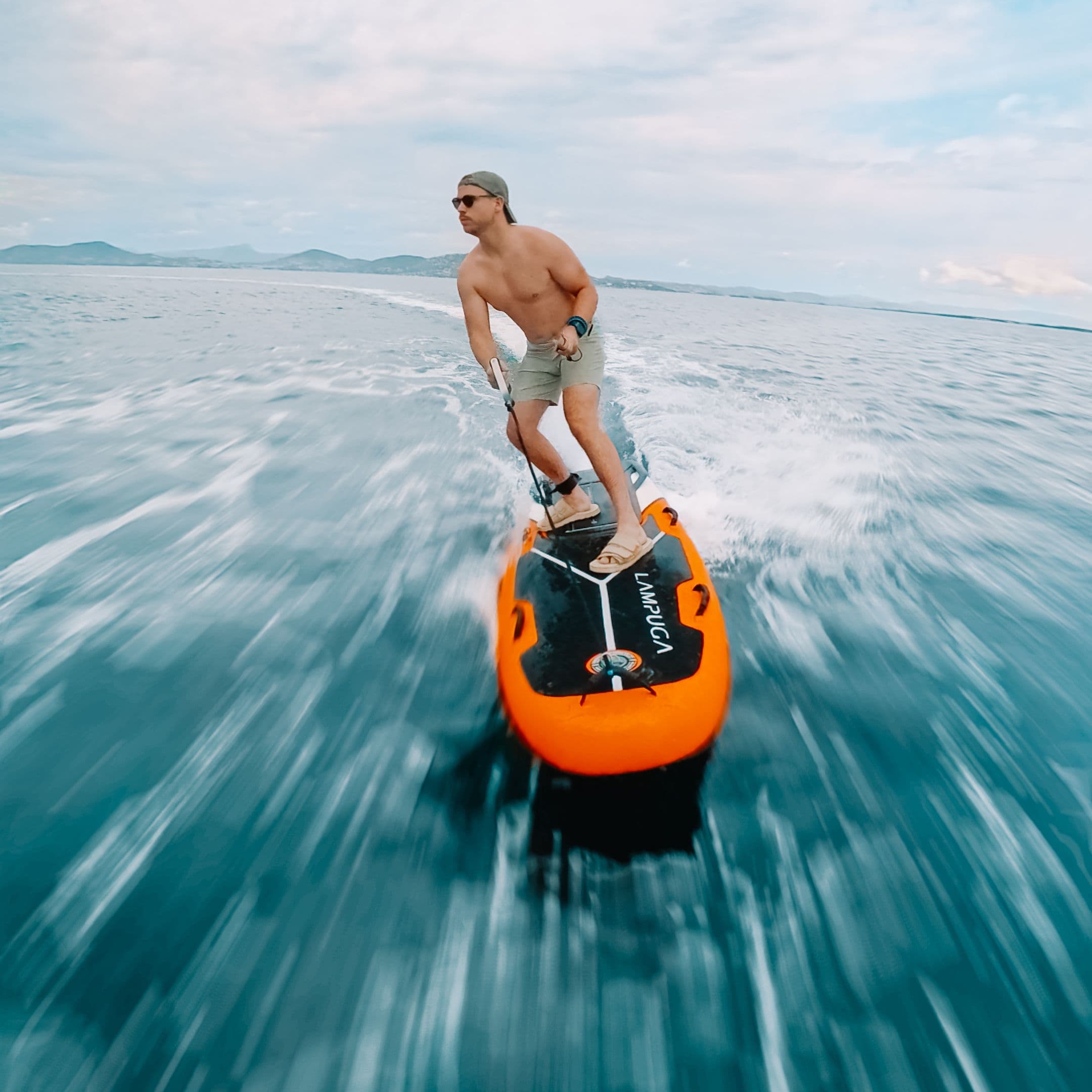 Mann auf einem Lampuga Jetboard, der auf dem Meer fährt