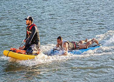  Ein Rettungsschwimmer hilft einem Mann mit einem Lampuga Rescue Jetboard